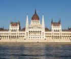 Το εντυπωσιακό κτίριο του Κοινοβουλίου της Ουγγαρίας στη Βουδαπέστη στις όχθες του Δούναβη
